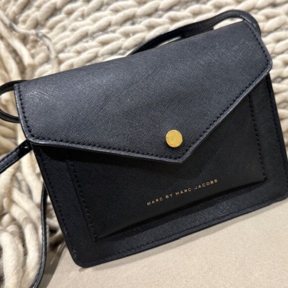 Marc Jacobs Handbags - Marc Jacobs Metropoli Envelope Crossbody in Black Saffiano Leather - Like New